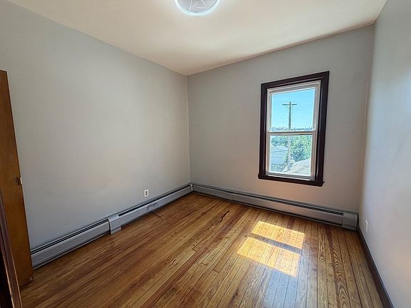 4th image of 869 Brock Ave #2S
