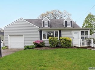 815 9th St, West Babylon, NY 11704