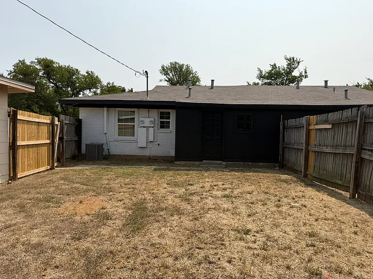 2504 Normont Cir — Photo 21