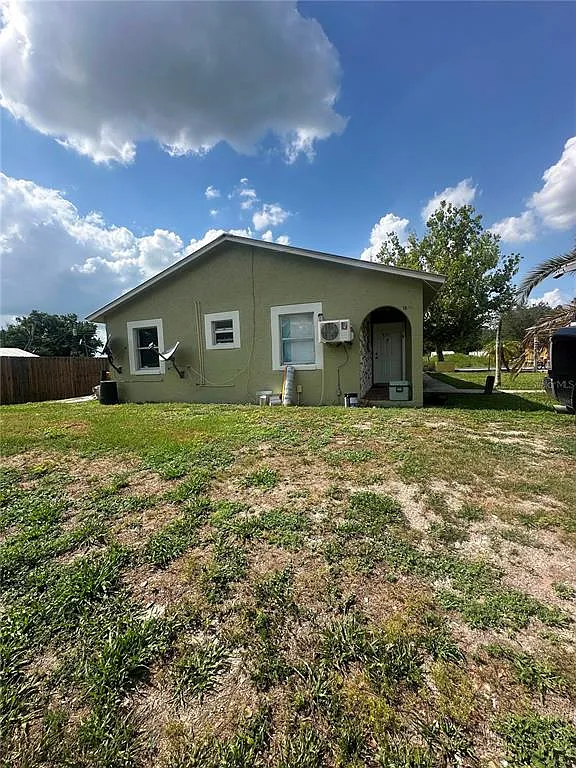 2 bed, 1.0 bath, 889 sqft, $1,300 — Photo 1
