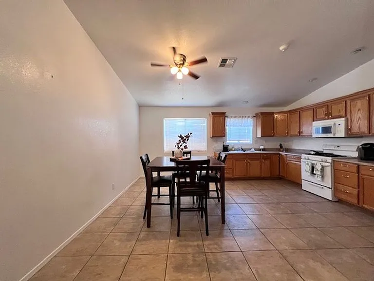335 Riverwood Ln — Photo 7