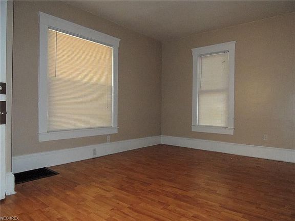 3rd image of 118 E Crain Ave