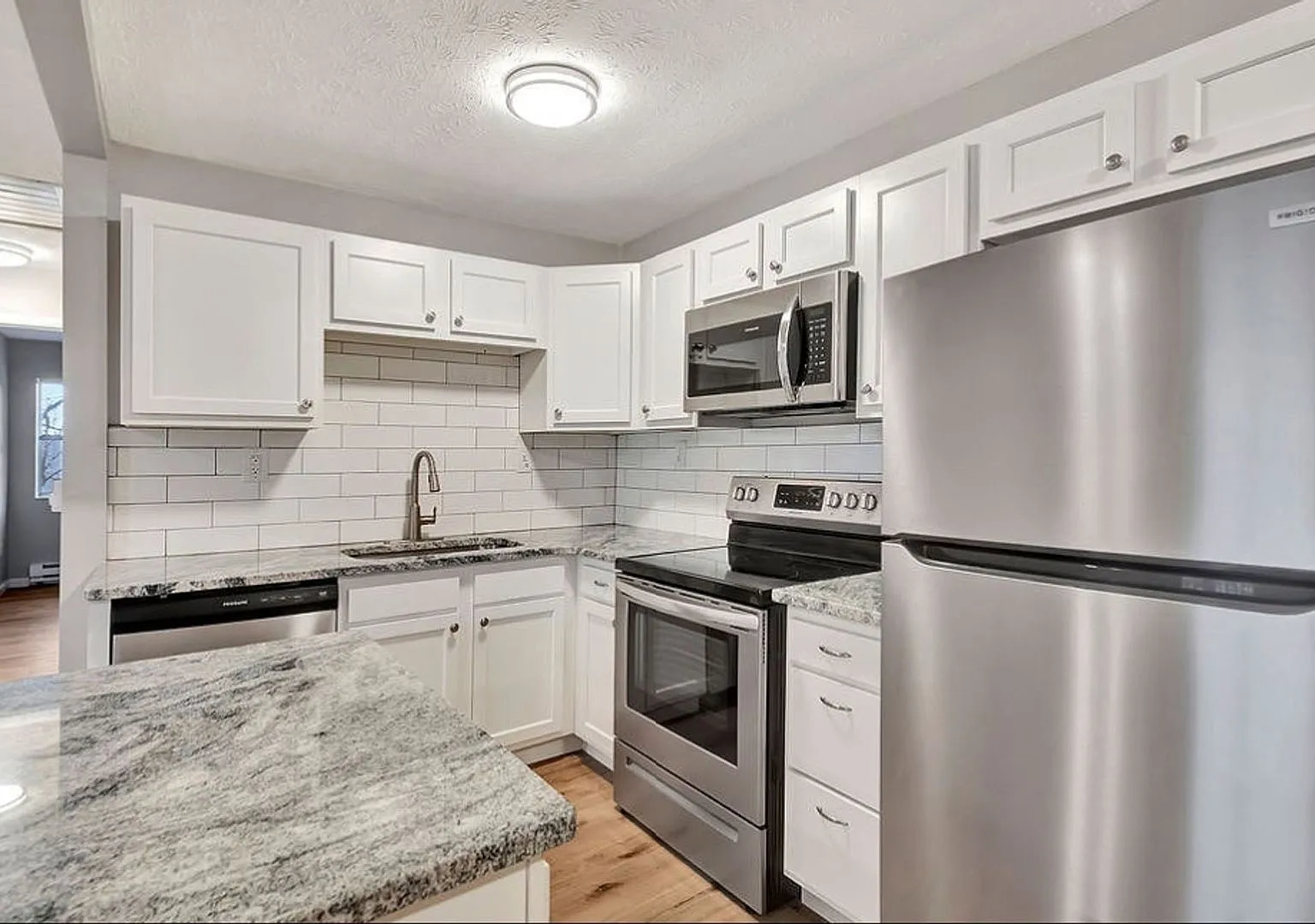 2 bed, 1.0 bath, 890 sqft, $1,150 — Photo 2