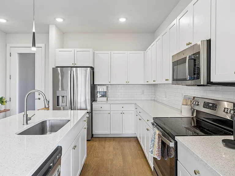 600 E Trinity Ln #208 — Photo 4