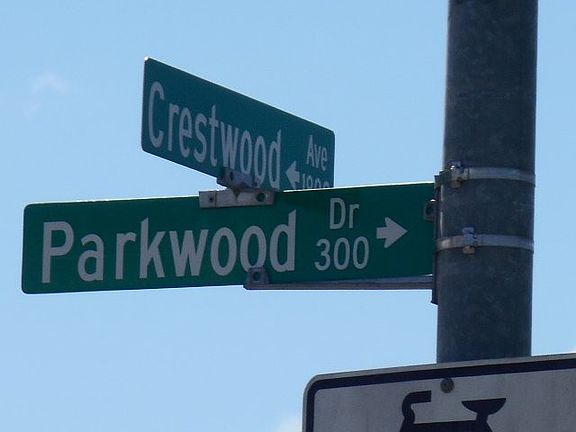 5th image of 406 Parkwood Dr