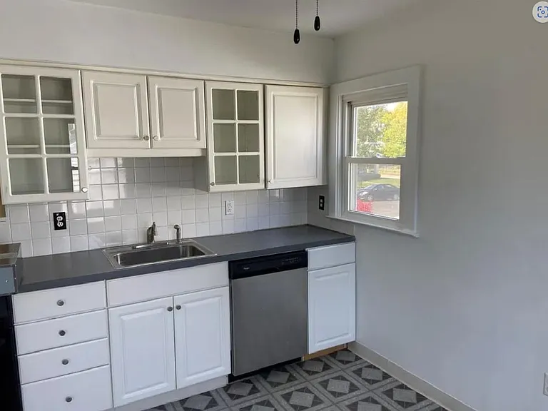 Kitchen (includes dishwasher)
