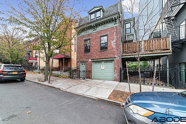 1st image of 118 16th St #3