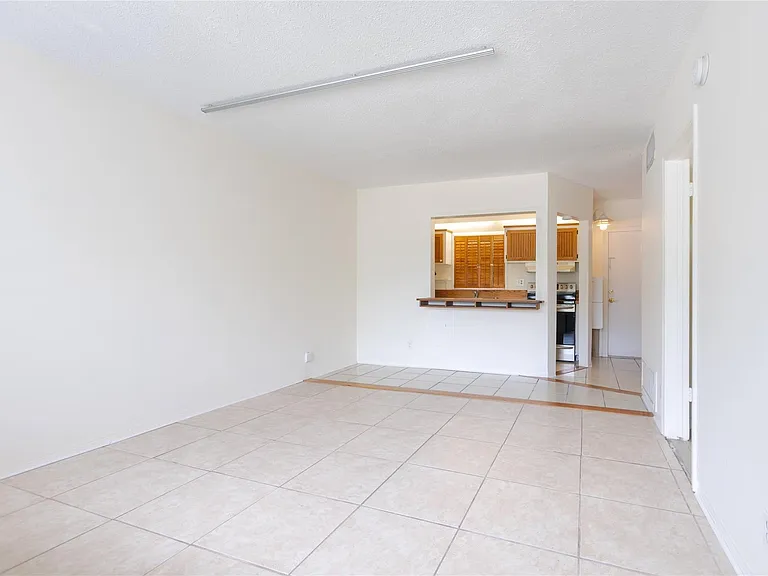 1001 SE 16th St #8 — Photo 3