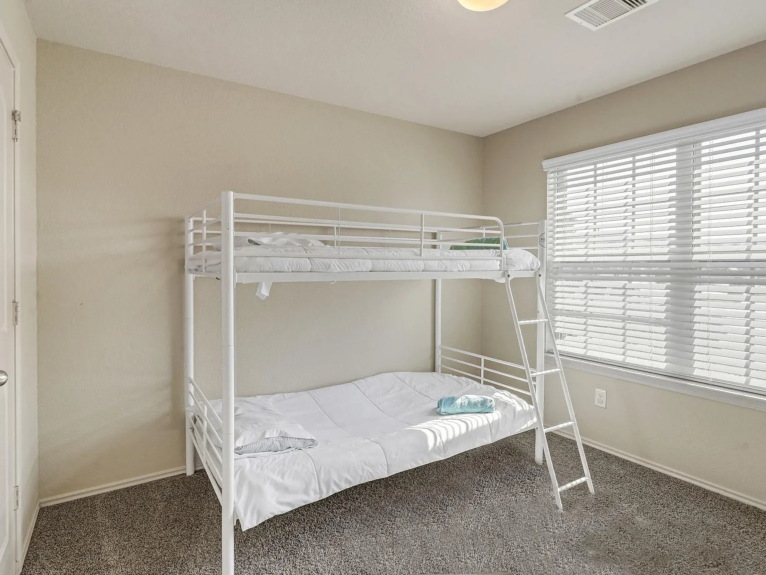 4 bed, 2.0 bath, 1812 sqft, $5,000 — Photo 2
