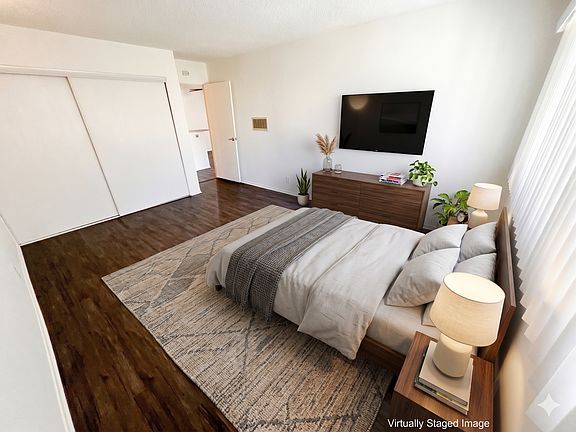 3rd image of 11018 Moorpark St APT 306