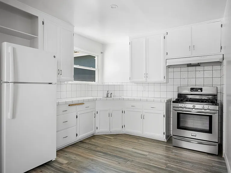 6438 Densmore Ave — Photo 8