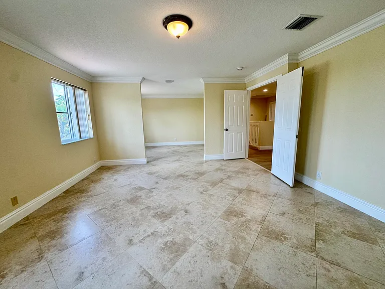 898 Tulip Cir — Photo 21