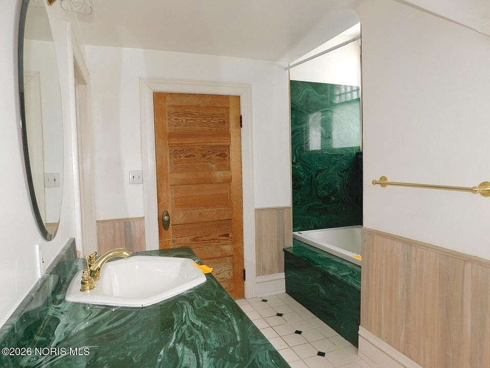 37th image of 2032 Robinwood Ave