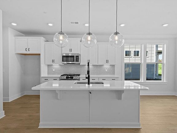 4th image of 469 Amaryllis Ln