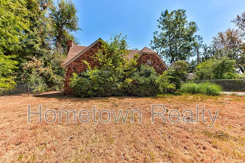 3 bed, 2.0 bath, 1543 sqft, $1,095 — Photo 3