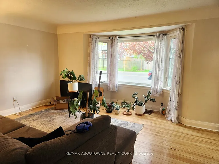 295 Queensdale Ave E — Photo 3