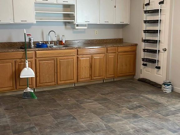 Kitchen, large. Eat in style.