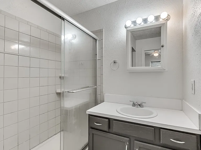 2111 N Linn Ave — Photo 26
