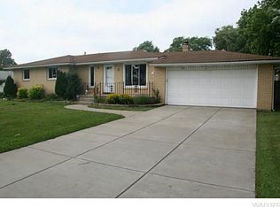 20 Lynndon Ln, Williamsville, NY 14221