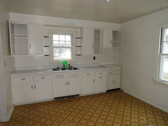 4th image of 400 Elm St