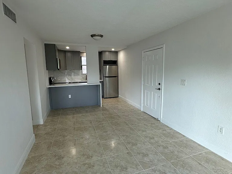 4201 SW 7th St #3 — Photo 2