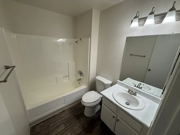 BONITA COURT APARTMENTS — Photo 7