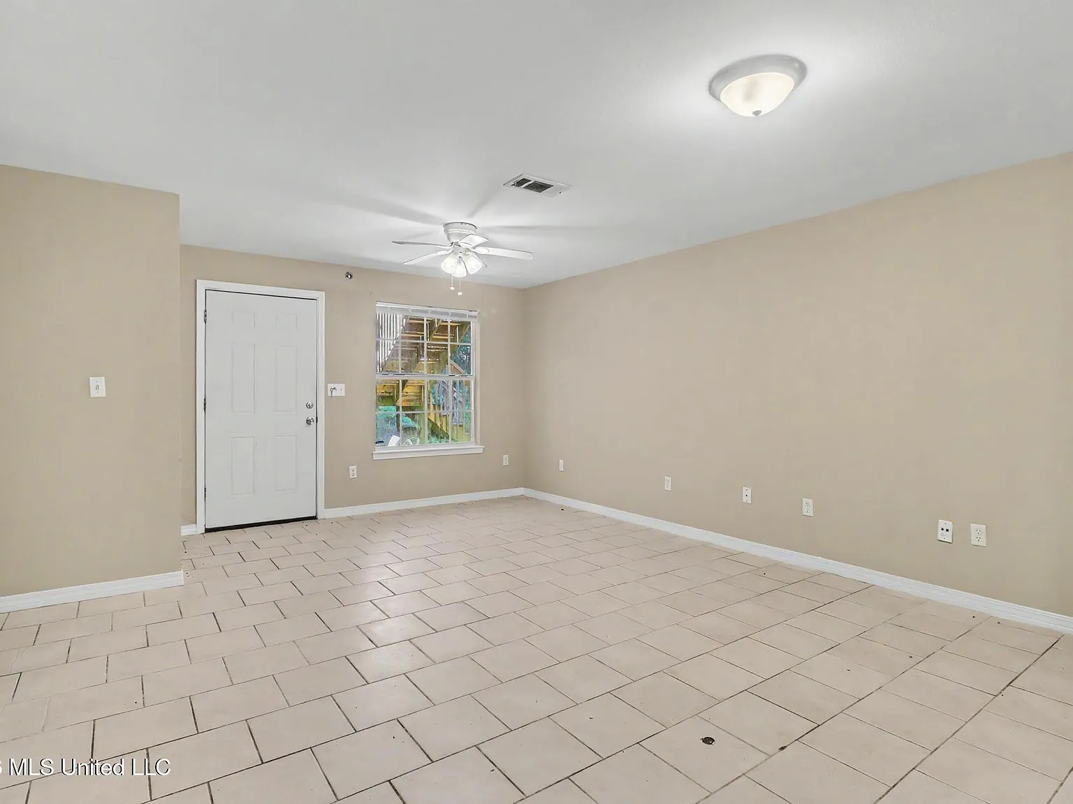 3 bed, 2.0 bath, 1054 sqft, $1,050 — Photo 4