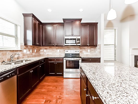 5th image of 325 Lossie Ln