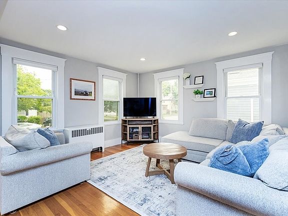 5th image of 27 Chestnut St