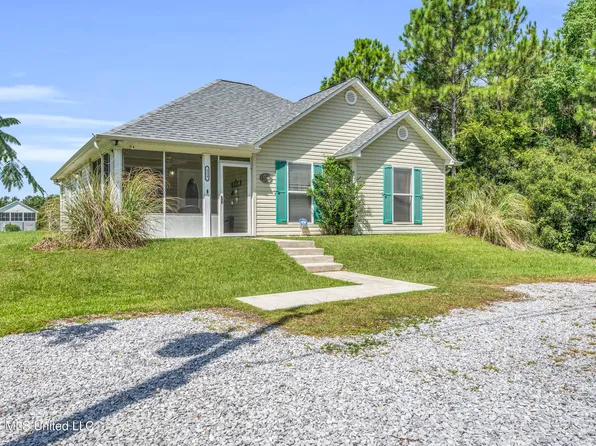 329 Davis St, Waveland, MS 39576
