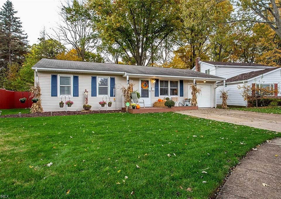1st image of 166 Pinewood Dr