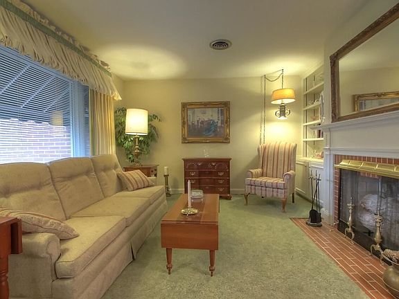 5th image of 211 Southport Dr