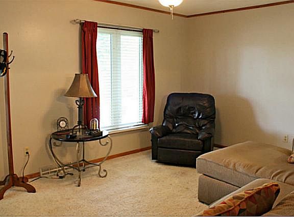 4th image of 1008 W Broadway St