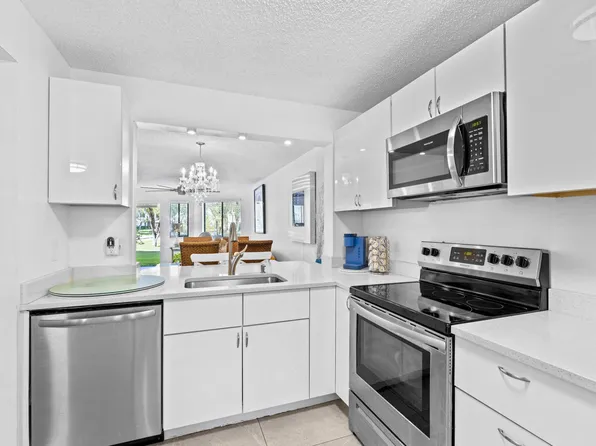 3138 Via Poinciana #116, Lake Worth, FL 33467