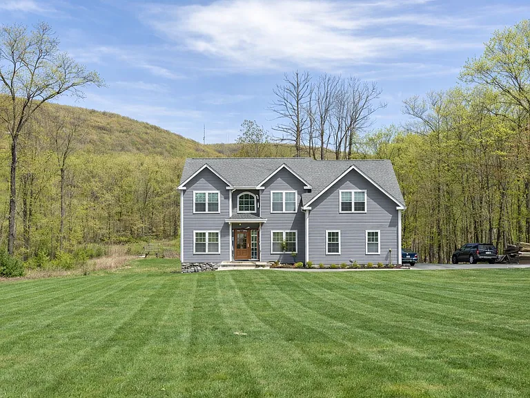 10 Apple Hill Dr — Photo 2