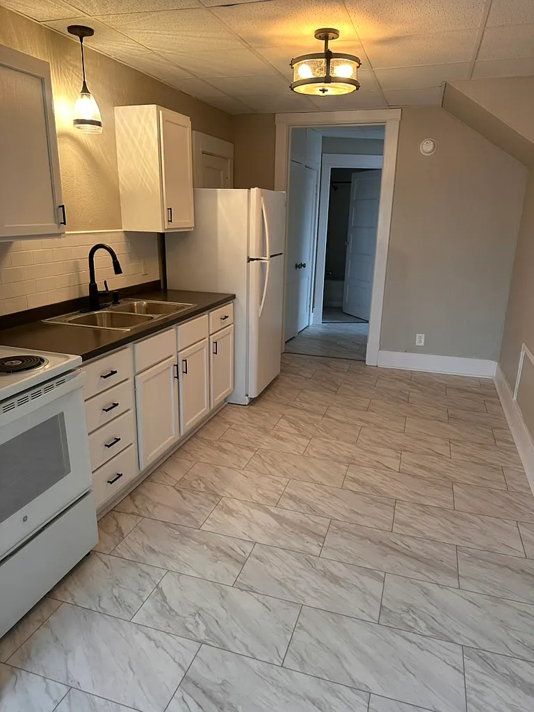 116 N 12th St - B — Photo 2