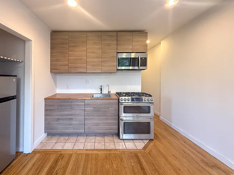 226 E 14th St #4R — Photo 2