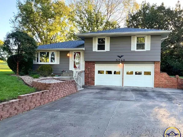 5740 SW Wanamaker Rd, Topeka, KS 66610