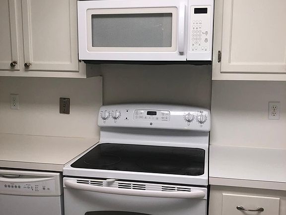 3rd image of 117 Georgetown Dr APT A