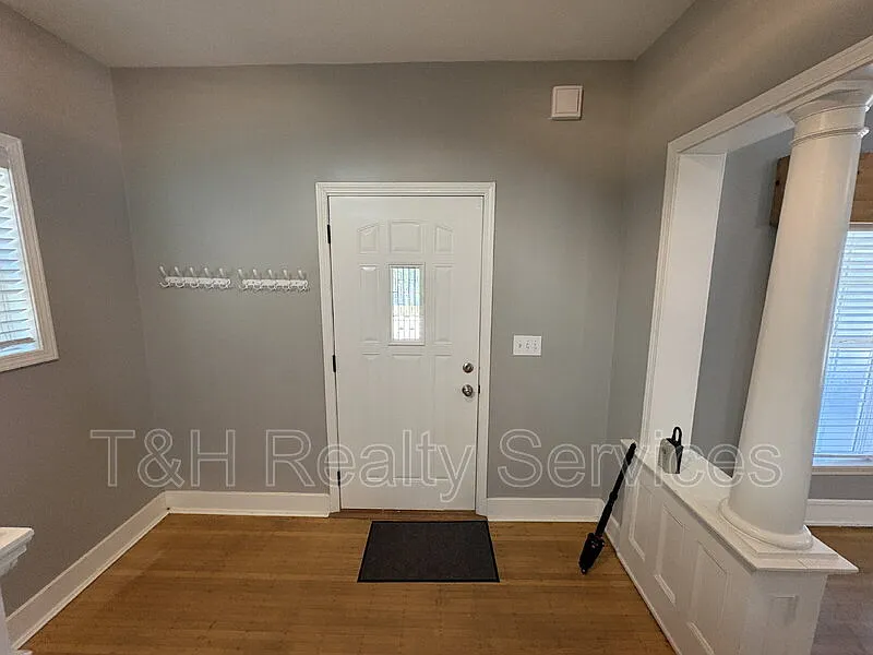 3 bed, 2.0 bath, 2063 sqft, $1,800 — Photo 2