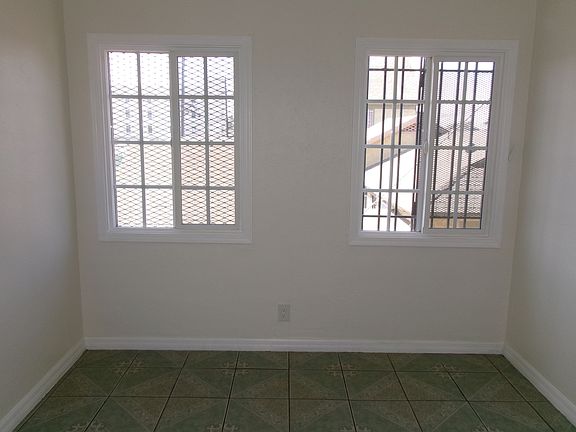 4th image of 1018 W 61st St #1018