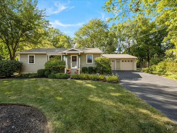 231 Evergreen Dr, Batavia, IL 60510