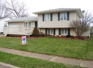1823 Valley Dr, Davenport, IA 52806