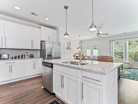 5th image of 329 Sonoma Dr