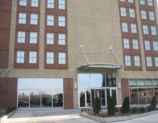 1st image of 645 N Kingsbury St APT 906