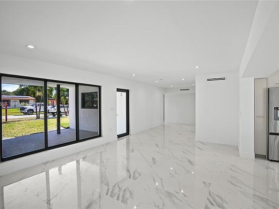 5th image of 451 SW 38th Ter