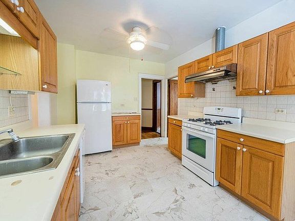 4th image of 1004 Wisconsin Ave