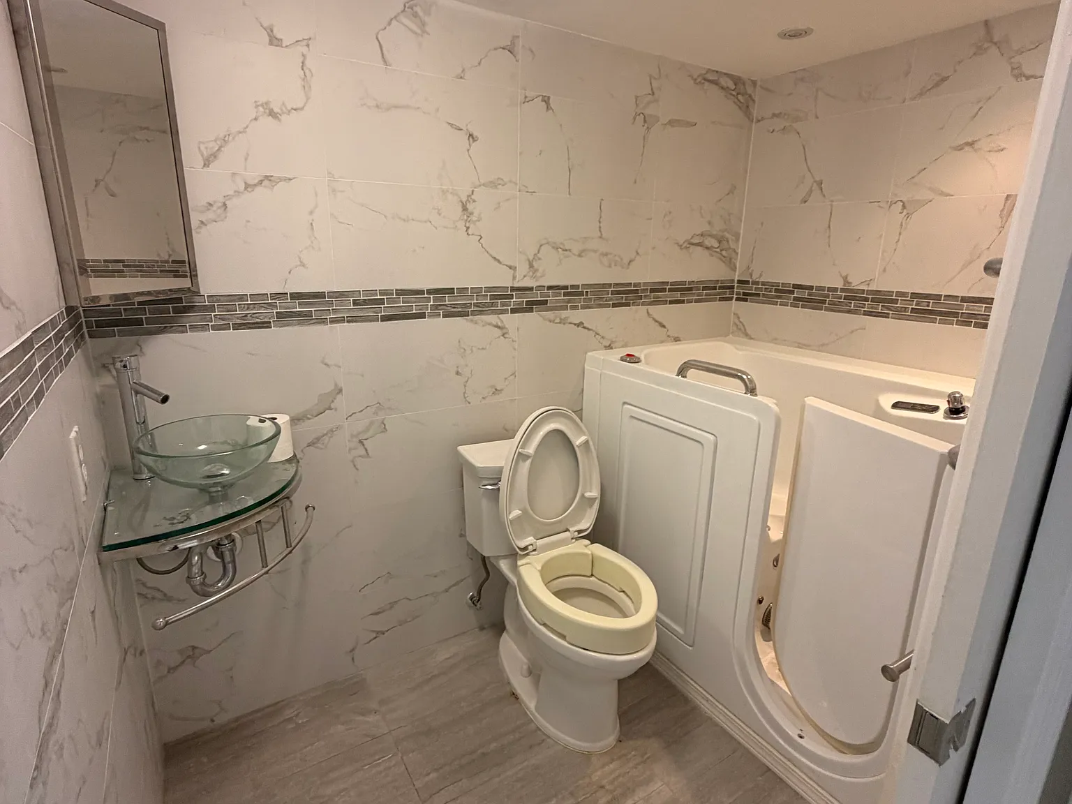 2 bed, 859 sqft, $1,695 — Photo 1