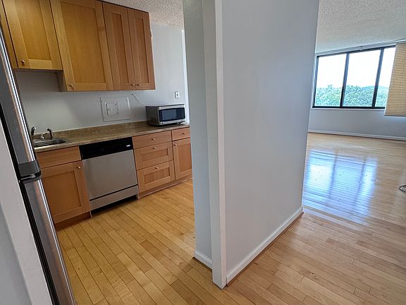 5th image of 5225 Pooks Hill Rd APT 1303S