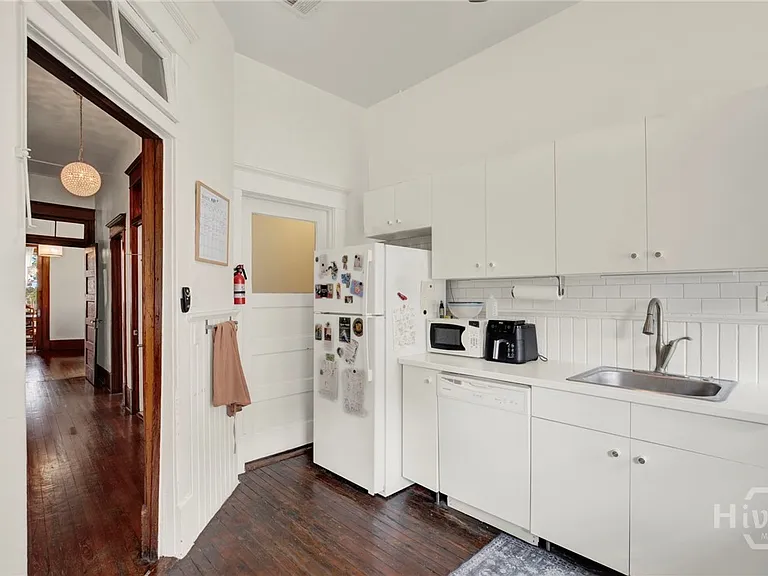 114 W Waldburg St — Photo 14